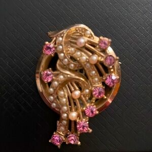 Beautiful vintage gold tone, pink rhinestone, and pearl brooch